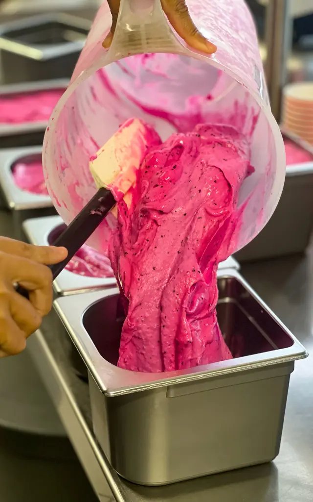 Fabrication d'une glace aux pitayas Passion Givrée Schoelcher Martinique