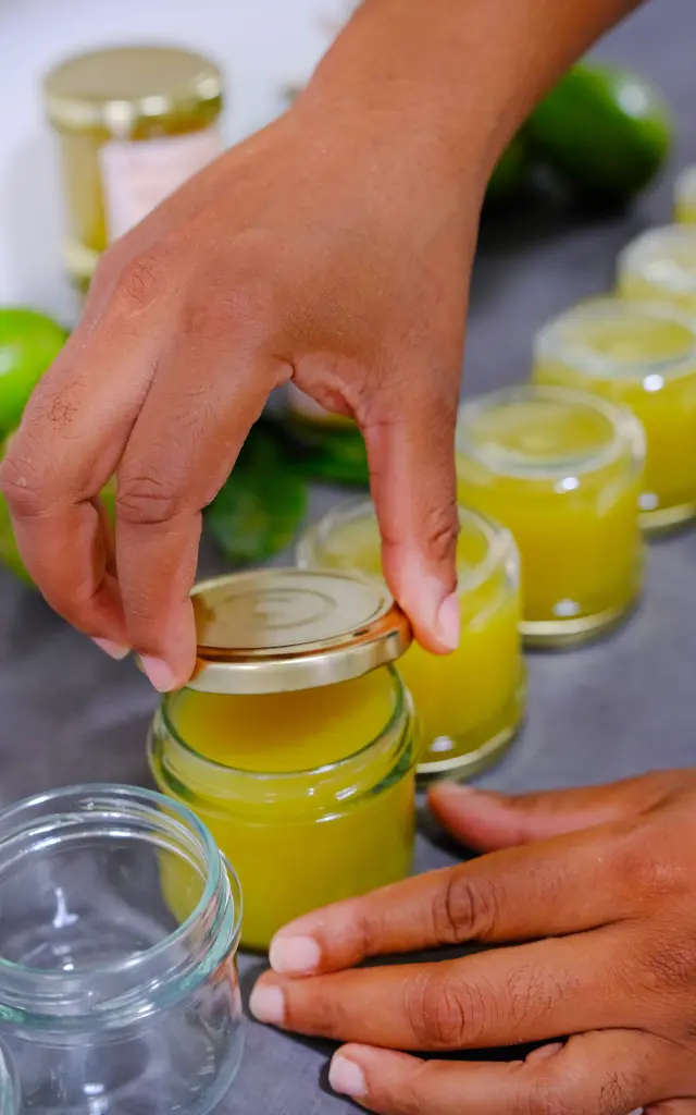 Fabrication artisanale Gelée à la Prune de cythère La Mofwazerie Saint-Pierre Martinique