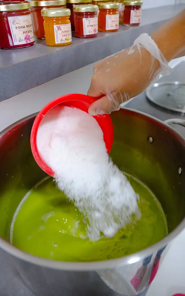 Fabrication artisanale Gelée à la Prune de cythère La Mofwazerie Saint-Pierre Martinique