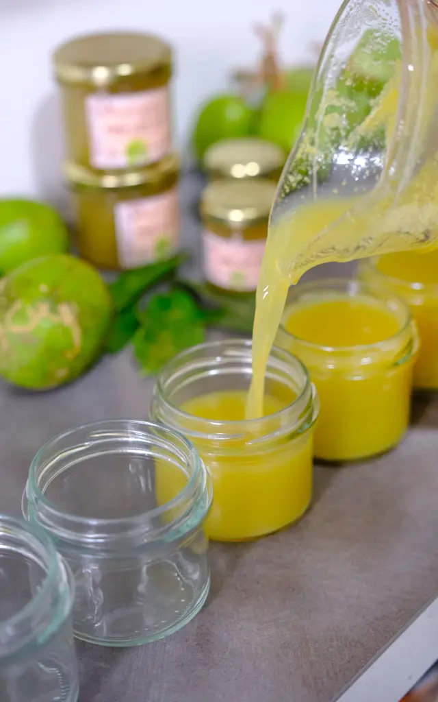 Fabrication artisanale Gelée à la Prune de cythère La Mofwazerie Saint-Pierre Martinique