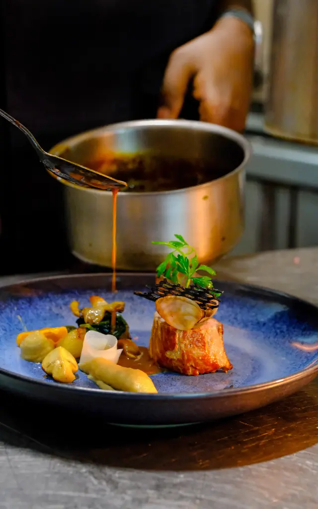 Cuisine et dressage d'un plat gastronomique Restaurant Carte Blanche Trois-îlets Martinique