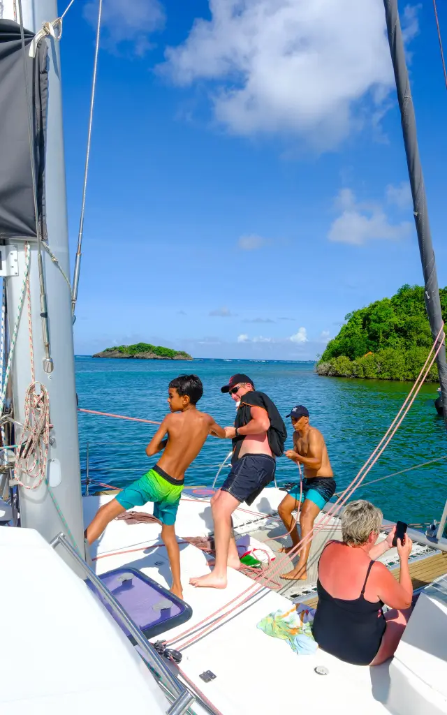 Hisser la voile Capitaine Roro Catamaran François Martinique