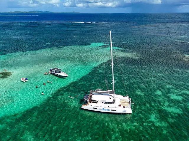 Capitaine Roro Catamaran et Bateau à moteur Baignade aux fonds blanc de la Baignoire de Joséphine François Martinique