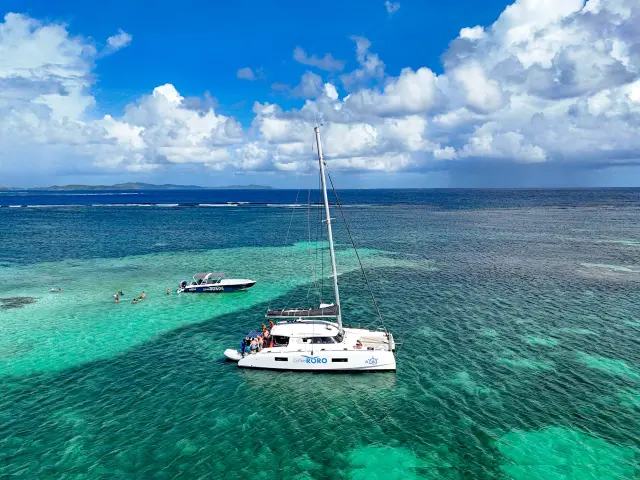 Capitaine Roro Catamaran et Bateau à moteur Baignade aux fonds blancs de la Baignoire de Joséphine François Martinique