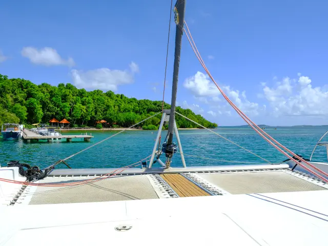 Capitaine Roro Catamaran face à l'îlet Madame du Robert Martinique