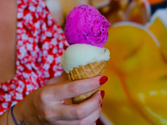 Cornet de glace artisanal aux fruits locaux Passion Givrée Schoelcher Martinique