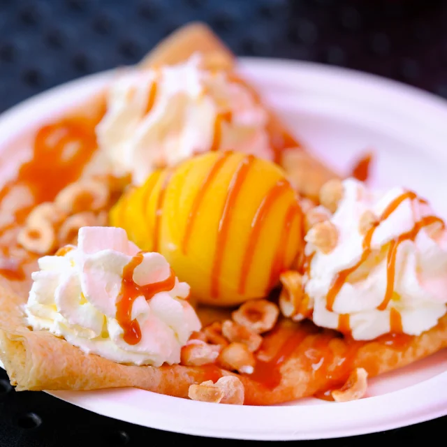 Crêpe sucrée avec boule de glace, chantilly, caramel beurre salée, et noisettes grillées Passion Givrée Schoelcher Martinique