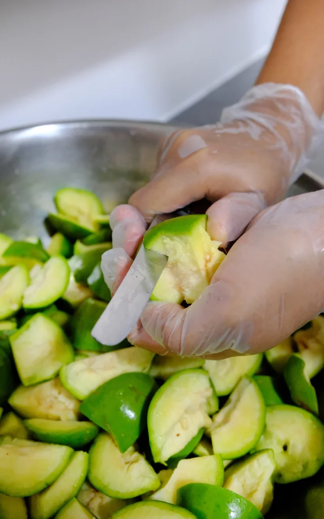 Epluchage Prune de cythère La Mofwazerie Saint-Pierre Martinique