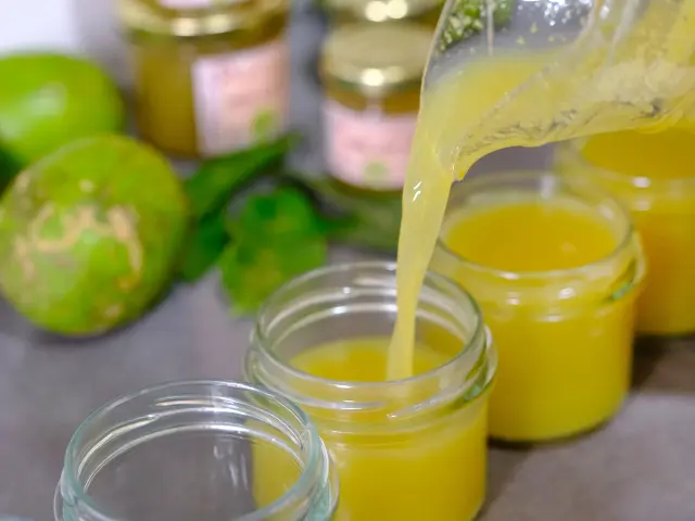 Fabrication artisanale Gelée à la Prune de cythère La Mofwazerie Saint-Pierre Martinique