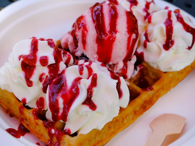 Gaufre avec boule de glace, chantilly et coulis fruits rouges Passion Givrée Schoelcher Martinique