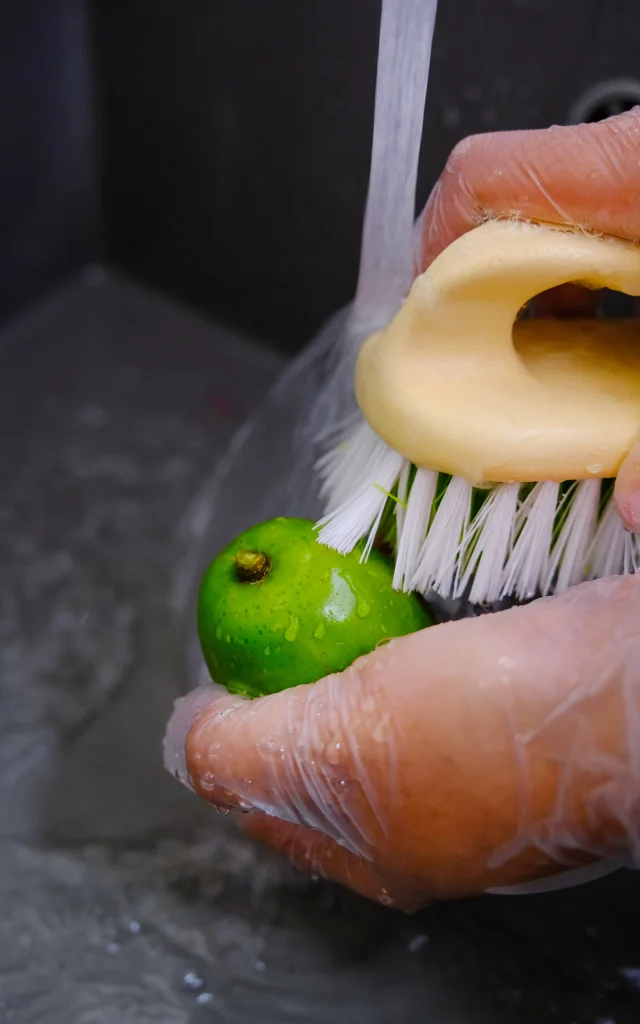 Nettoyage Prune de cythère La Mofwazerie Saint-Pierre Martinique