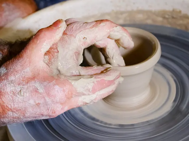 Tournage Artisan céramiste Les Sales Gosses Trois-îlets Martinique
