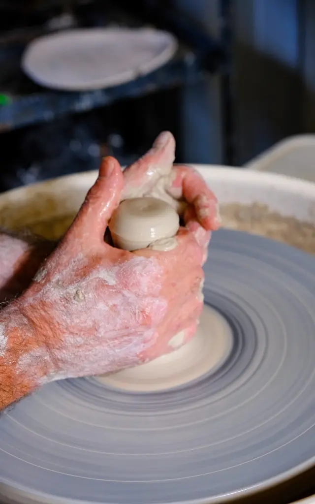 Tournage Artisan céramiste Les Sales Gosses Trois-îlets Martinique