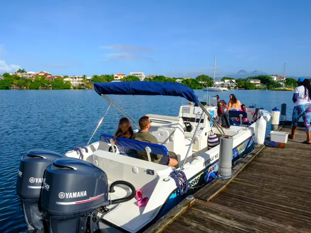 Départ sur ponton privé à l'Anse Mitan à bord du Bateau d’excursion Dream Tour Évasion Trois-îlets Martinique