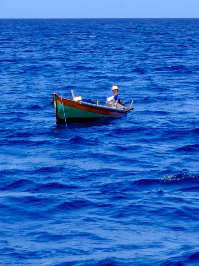 Pêcheur à bord de sa yole de pêche en pleine mer en Martinique