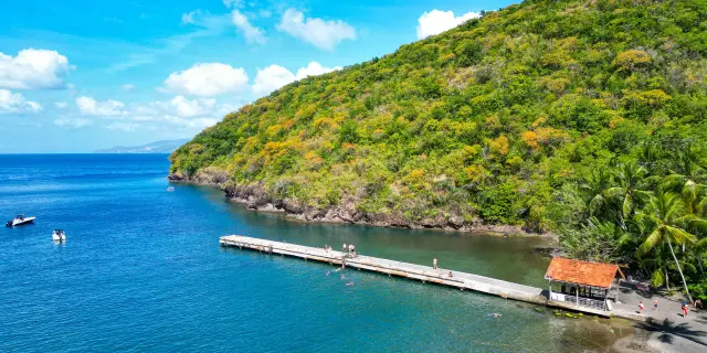Ponton de la Plage de sable noir Anse Noire aux Anses d'Arlet Martinique