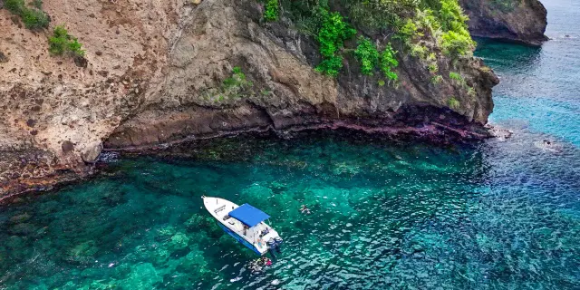 Arrêt dans une crique à bord du bateau Dream Tour Évasion en Martinique