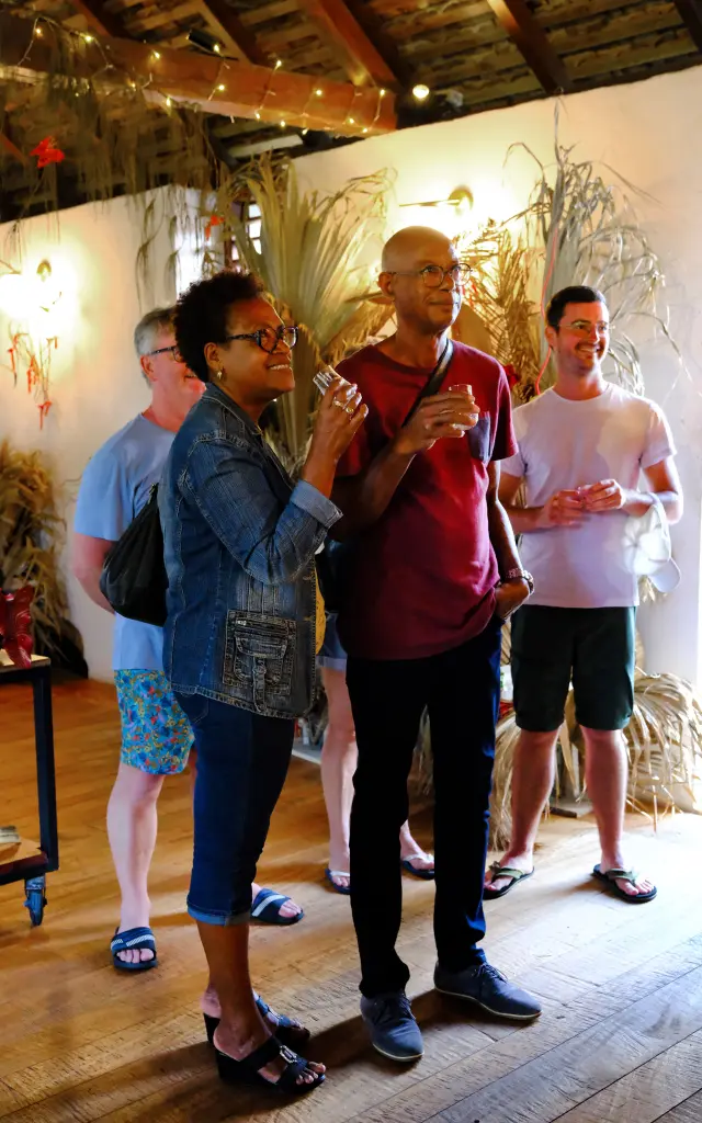 Visiteurs dégustant différentes cuvées de rhum agricole Baie des Trésors à La Trinité Martinique