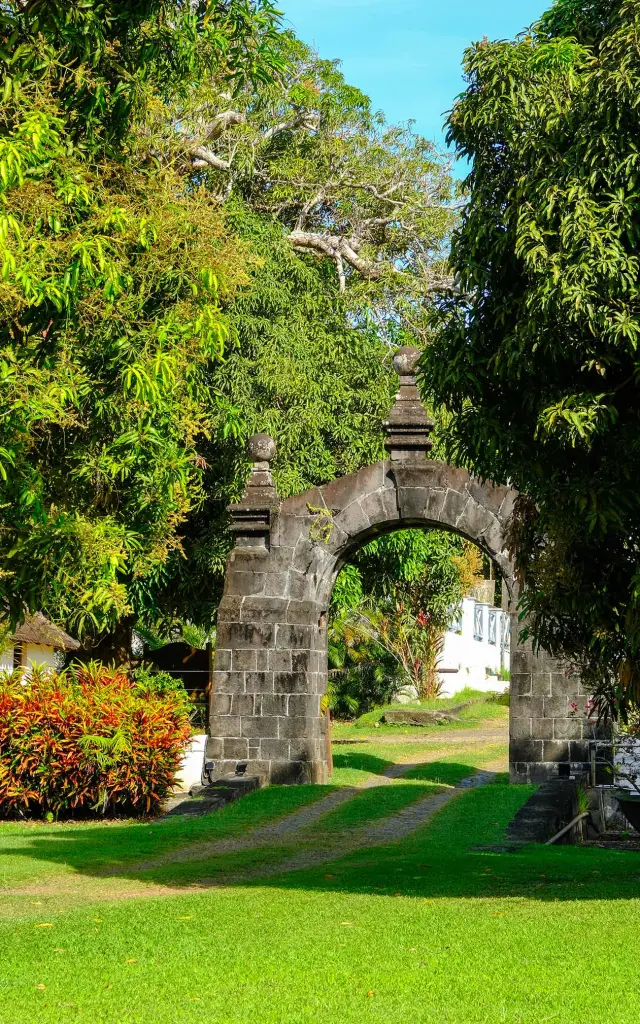 Arche d’entrée du domaine Baie des Trésors Trinité Martinique site historique