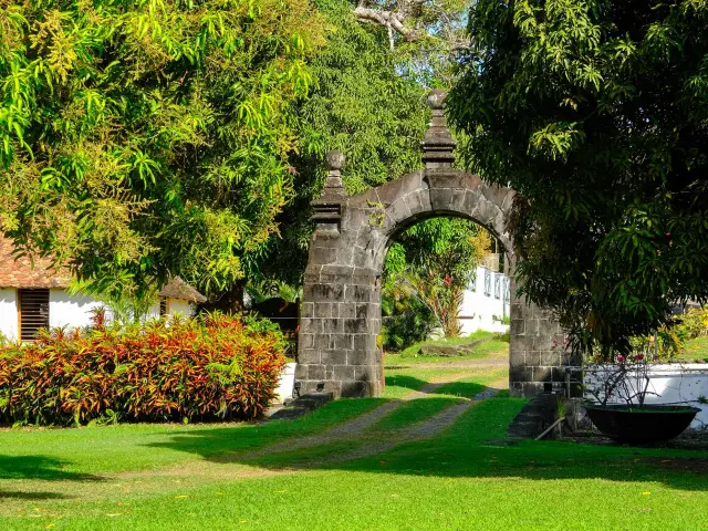 Arche d’entrée du domaine Baie des Trésors Trinité Martinique site historique