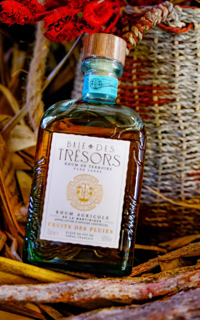 Rhum ambré Fruit des Pluies AOC Baie des Trésors Trinité Martinique bouteille