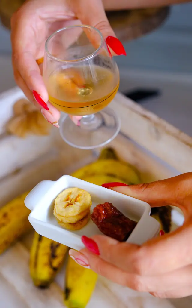 Dégustation de produits à base de banane (liqueurs, chips, banane séchés) proposée à la fin de la visite en petit train Martinique