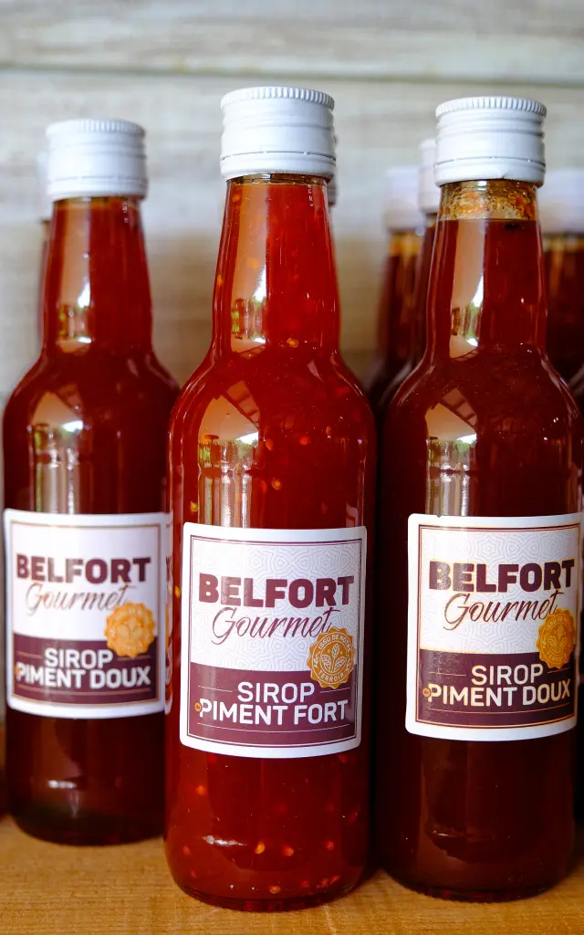 Bouteille de sirop de piment fort et piment doux dans la boutique de l’Habitation Belfort Martinique