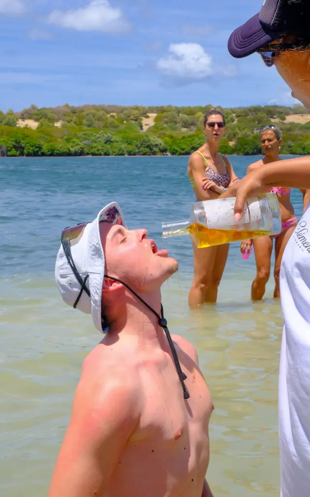 Baptême du rhum Fond blanc de l'ilet ChevalierBébêche Sainte-Anne Martinique