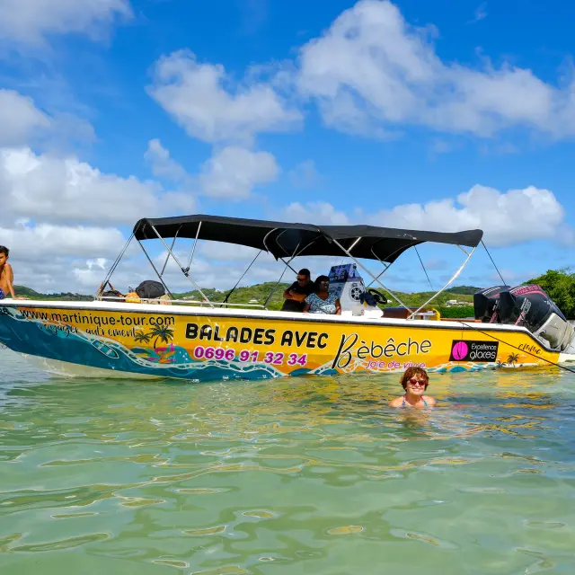 Bateau d’excursion Bébêche à Cap Chevalier Sainte-Anne Martinique navigation en mer des Caraïbes