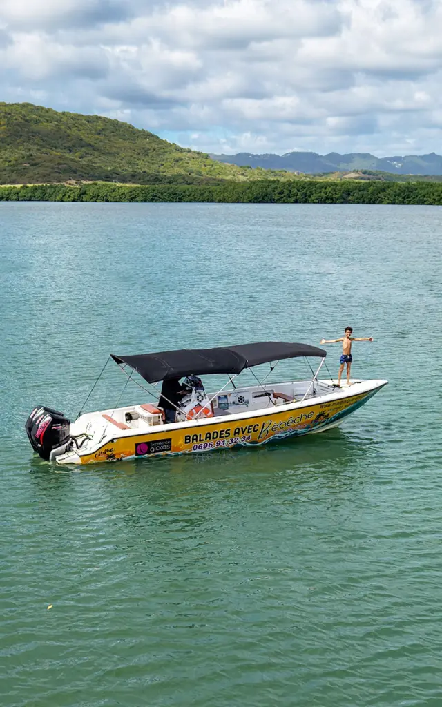 Bateau Bébêche dans la baie de Sainte-Anne Martinique