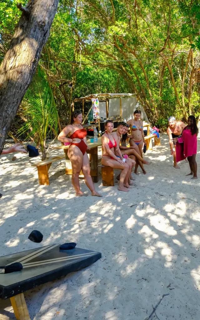Jeu Bébêche bikini beach Sainte-Anne Martinique