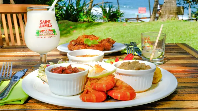 Assiette découverte créole avec écrevisses chatrou et poisson restaurant Le Point de Vue à Sainte-Marie Martinique