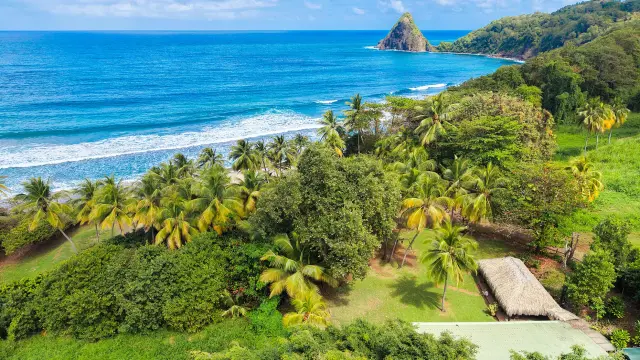 Pain de Sucre dominant l’océan Atlantique à l’Anse Charpentier Sainte-Marie Martinique