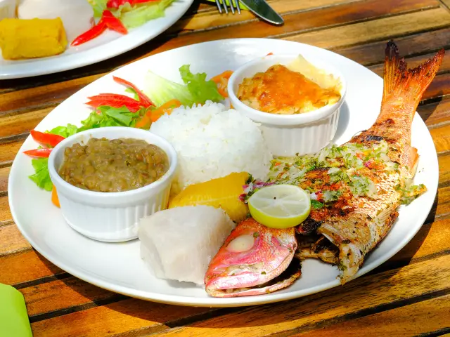 Poisson grillé (vivaneau) accompagné de légumes pays restaurant Le Point de Vue Martinique