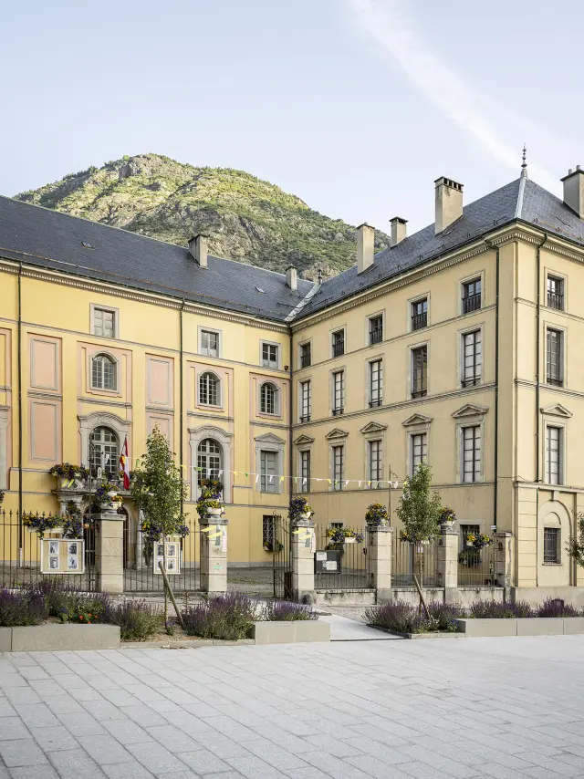 Ancien évêché de Saint-Jean-de-Maurienne vue depuis la place de la cathédrale