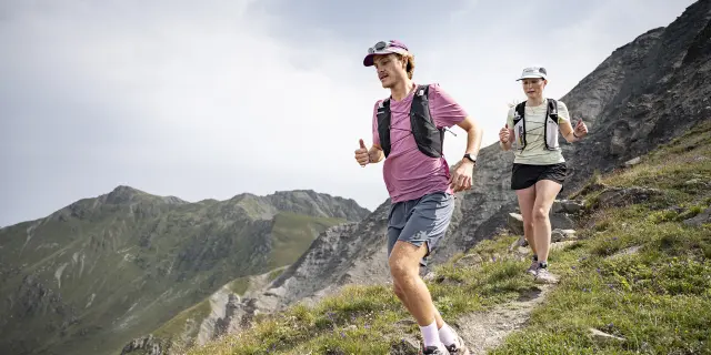 Deux personnes courent en trail en montagne au Grand Coin