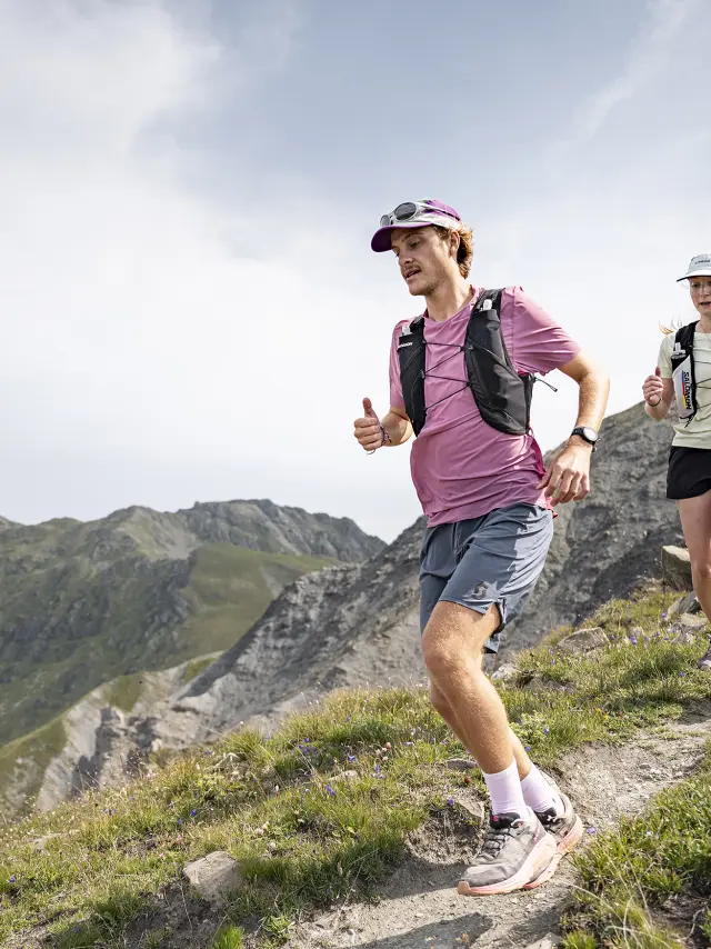 Deux personnes courent en trail en montagne au Grand Coin