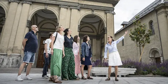 Visite guidée de la ville de Saint-Jean-de-Maurienne sur la place de la cathédrale