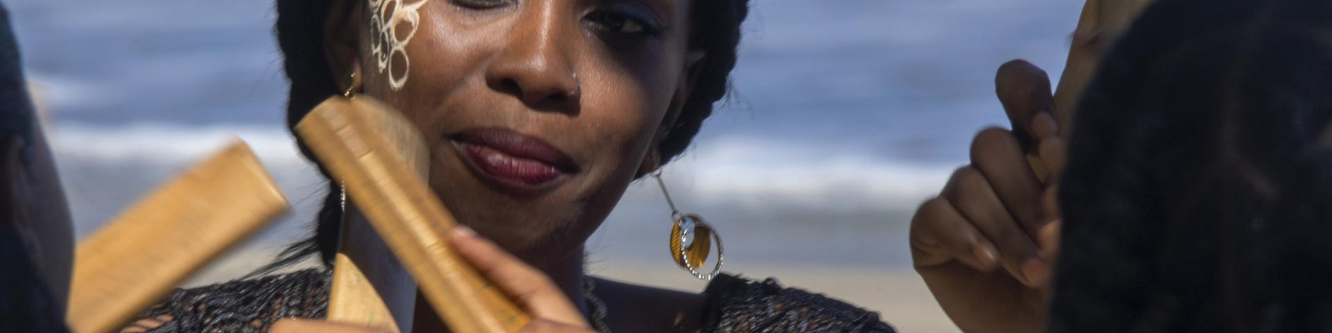 Femme mahoraise avec le masque de beauté, Msindzano et Mbiwi
