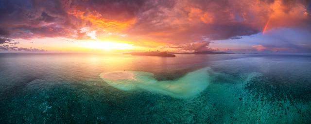 Un magnifique coucher de soleil qui survient juste après le passage de grains orageux sur l'îlot de sable blanc de Saziley.