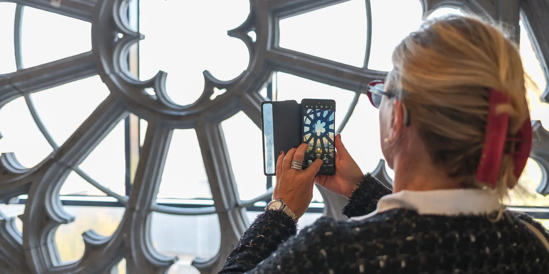 Anne face à la rosace du Martin's Dream Hotel à Mons