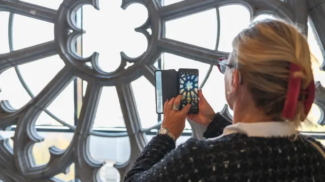 Anne face à la rosace du Martin's Dream Hotel à Mons