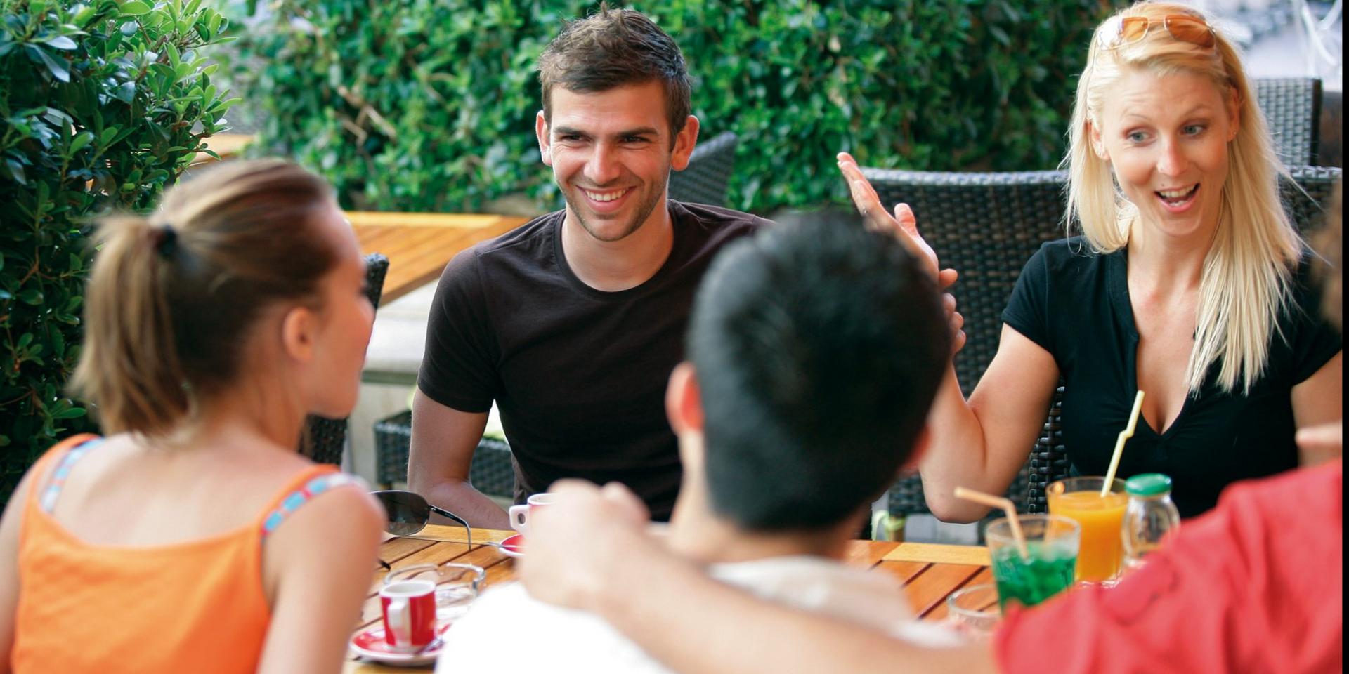 Gruppe von Freunden auf der Terrasse eines Cafés