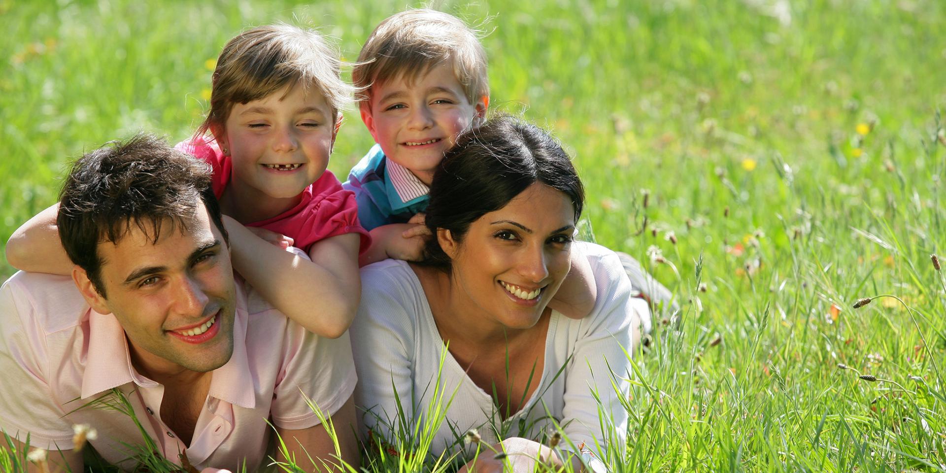 famille qui joue sur l'herbe