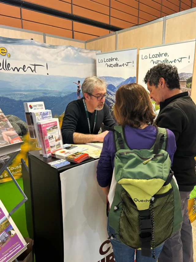 Stand de l'Office de Tourisme Mende Coeur de Lozère au Salon de la Randonnée à Lyon en mars 2025