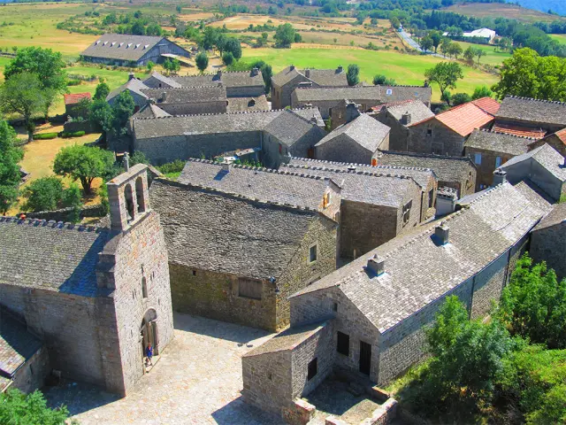 La Garde Guerin est un village médiéval en Lozère