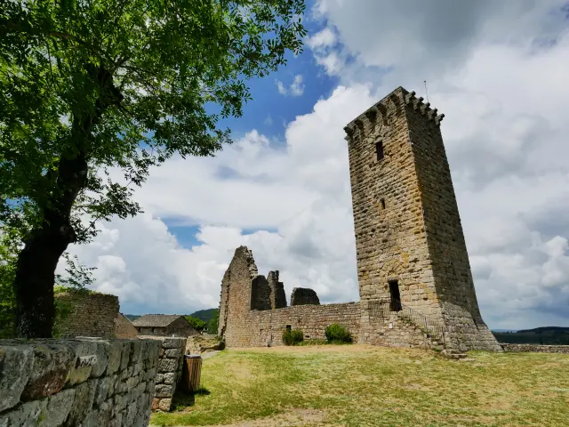 La Garde Guerin est un village médiéval en Lozère