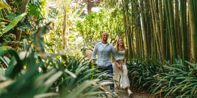 Un couple au Jardin du Val Rahmeh à Menton