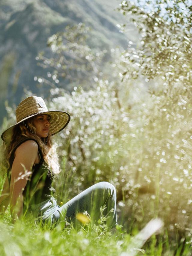 Jeune Femme Dans La Nature, Vallée De La Roya