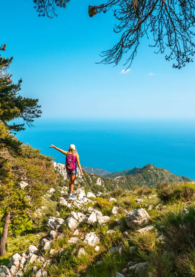 Randonnee Sur Les Hauteurs De Castellar Isabelle Fabre Min